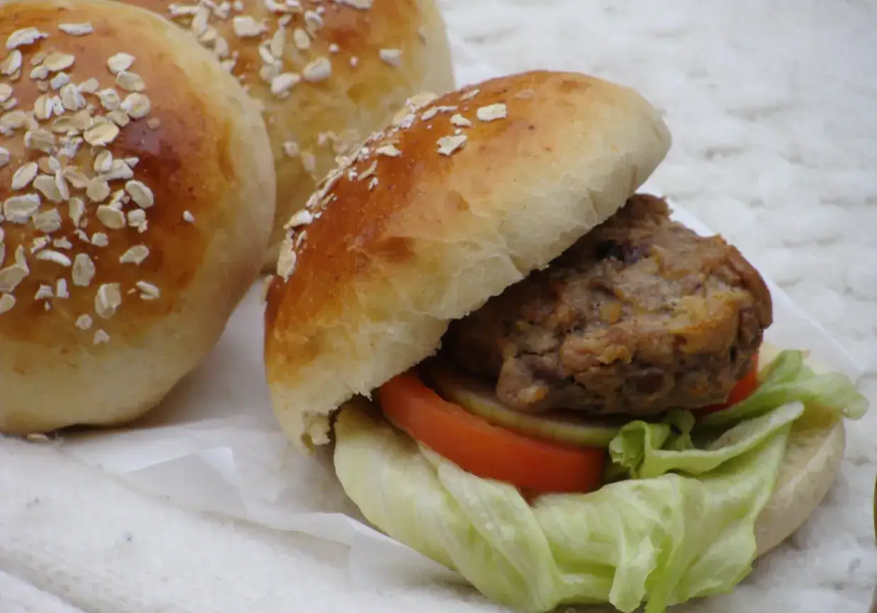 Hamburger w piekarniku na kratce z blachą