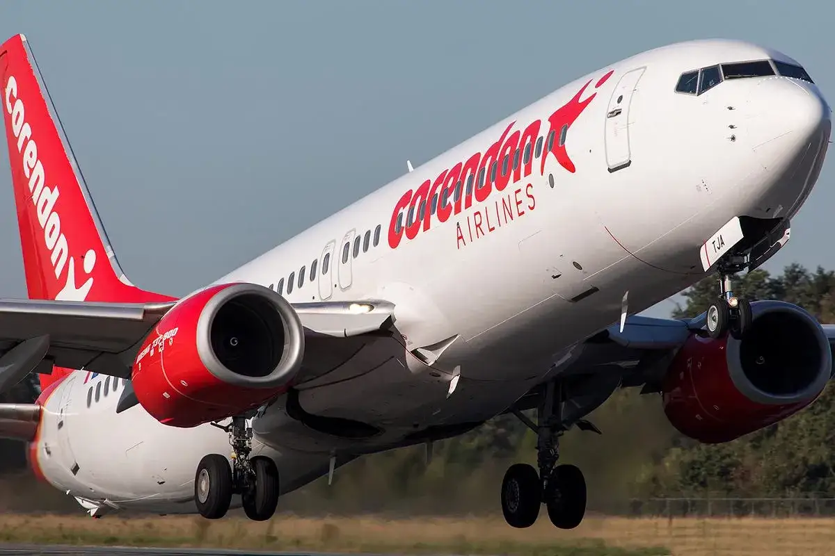 Samolot Corendon Airlines startuje, gotowy do lotu z Gdańska do Antalyi.