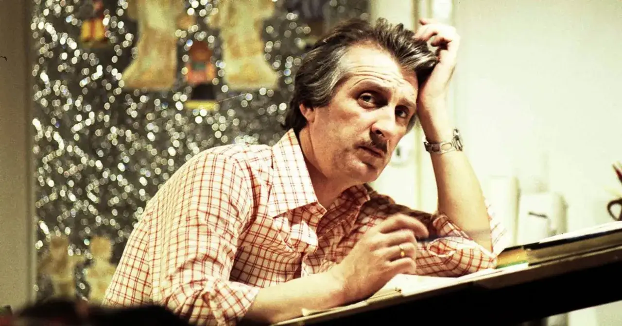 Jerzy Gruza, twórca kultowych filmów, seriali i programów, zamyślony przy biurku.