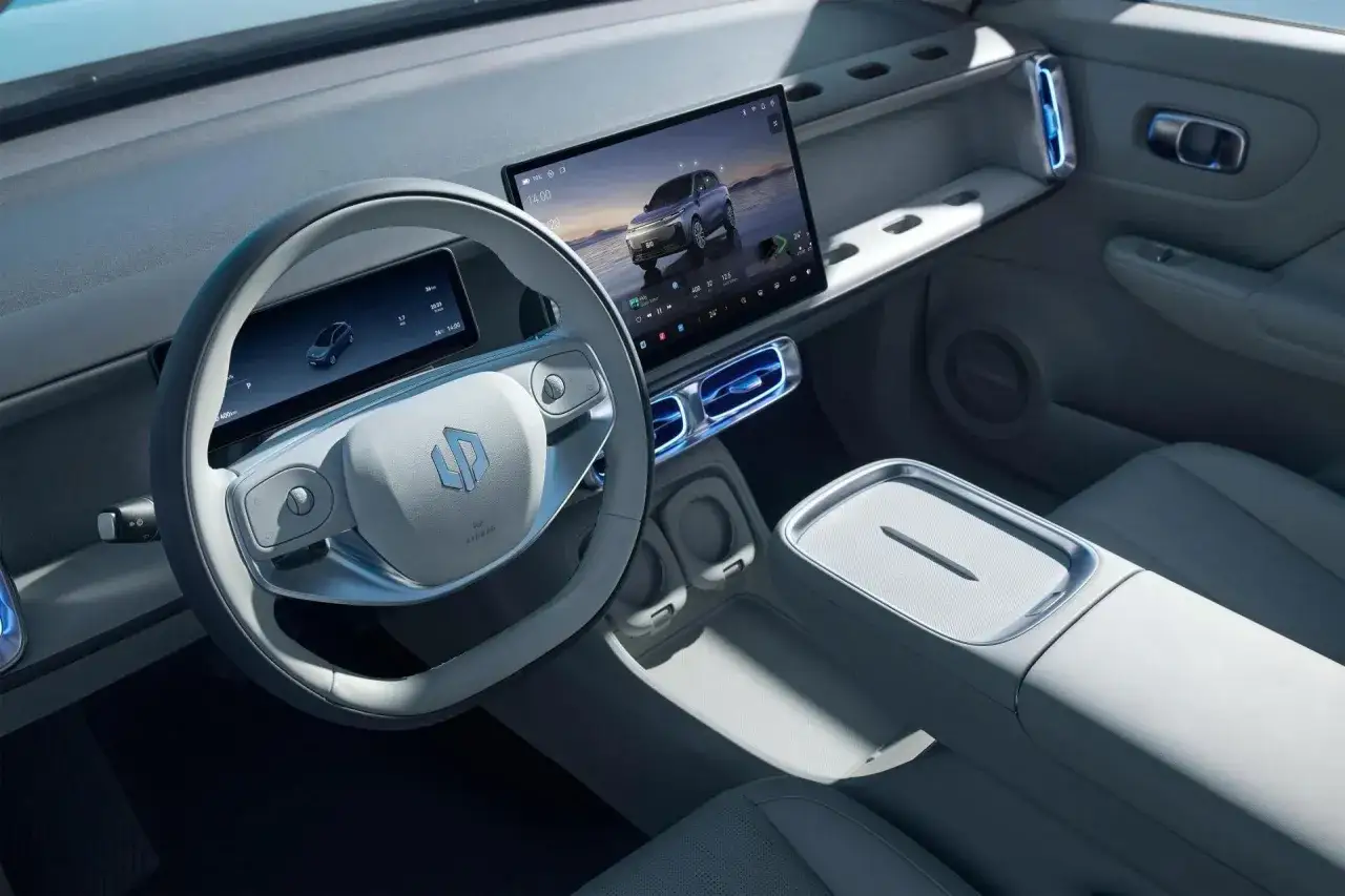 Wnętrze Leapmotor B10: nowoczesna kierownica, duży ekran multimedialny z obrazem SUV-a, cyfrowe zegary i minimalistyczna deska rozdzielcza.