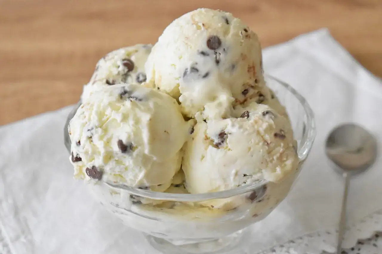 Pyszne lody straciatella w szklanej miseczce, pełne czekoladowych kawałków. Idealne na deser.