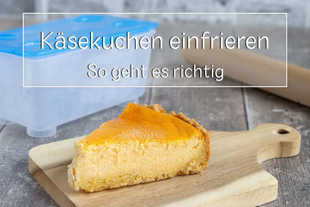 Ein St&uuml;ck cremiger K&auml;sekuchen auf einem Holzbrett. Daneben ein Beh&auml;lter, der zeigt, wie man K&auml;sekuchen einfrieren kann, damit er lange frisch bleibt.