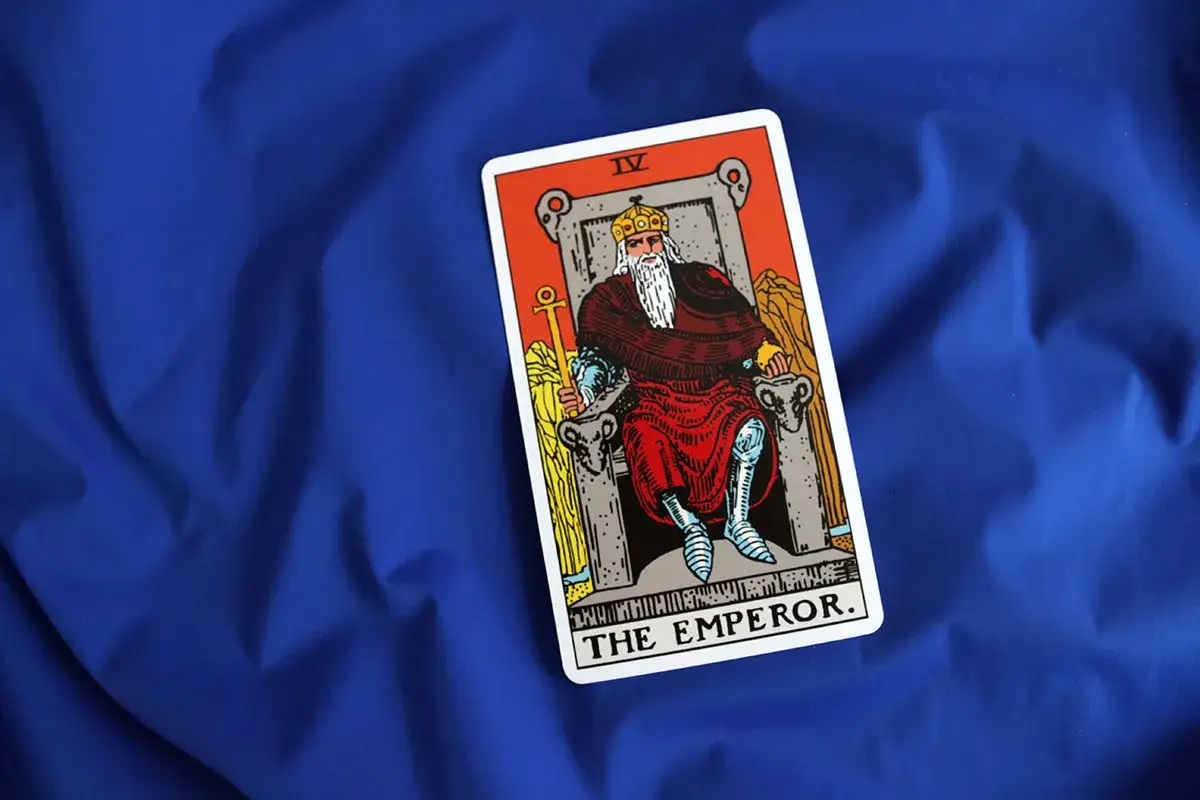 Karta cesarz tarot, przedstawiająca władcę na tronie, symbolizuje siłę i autorytet.
