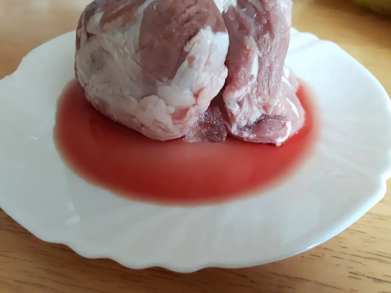 czerwony płyn rozmrożone mięso mioglobina