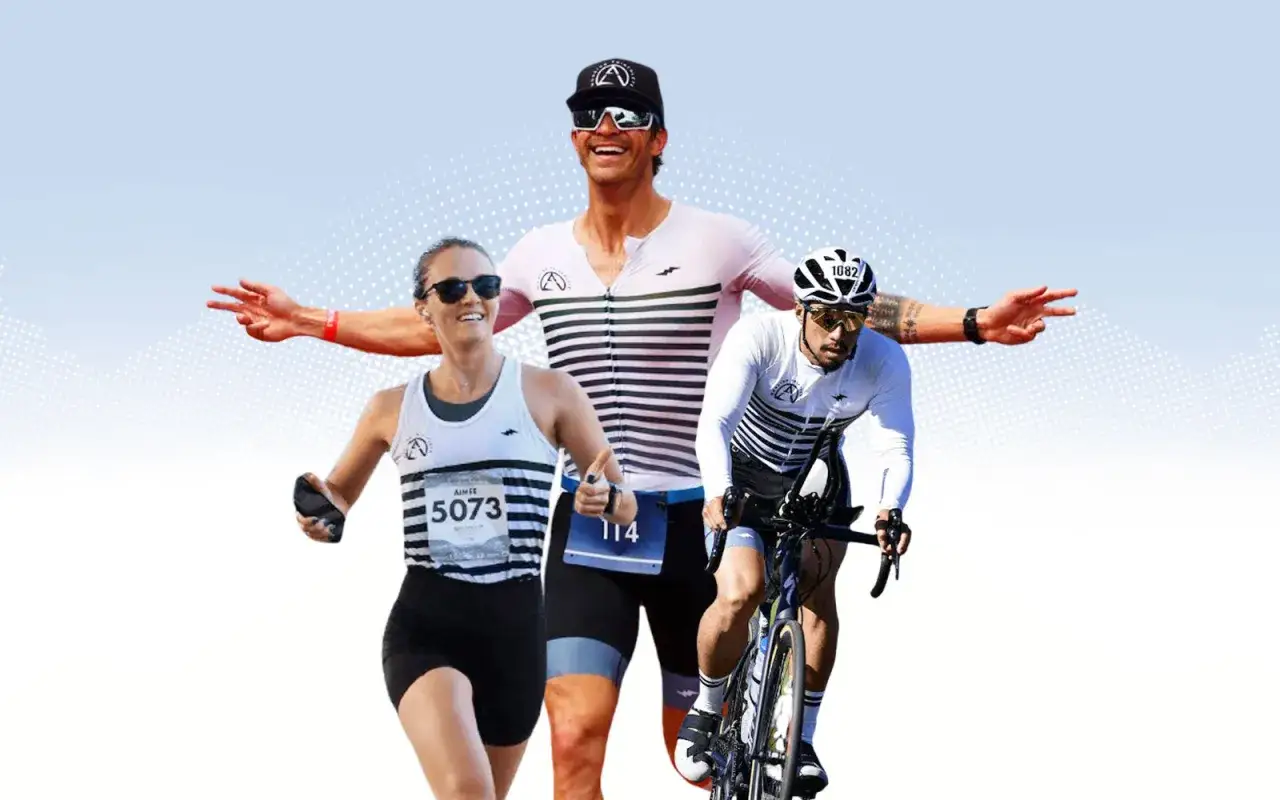 Chłopaki z żelaza w triathlon story: biegaczka, kolarz i zawodnik w tle.