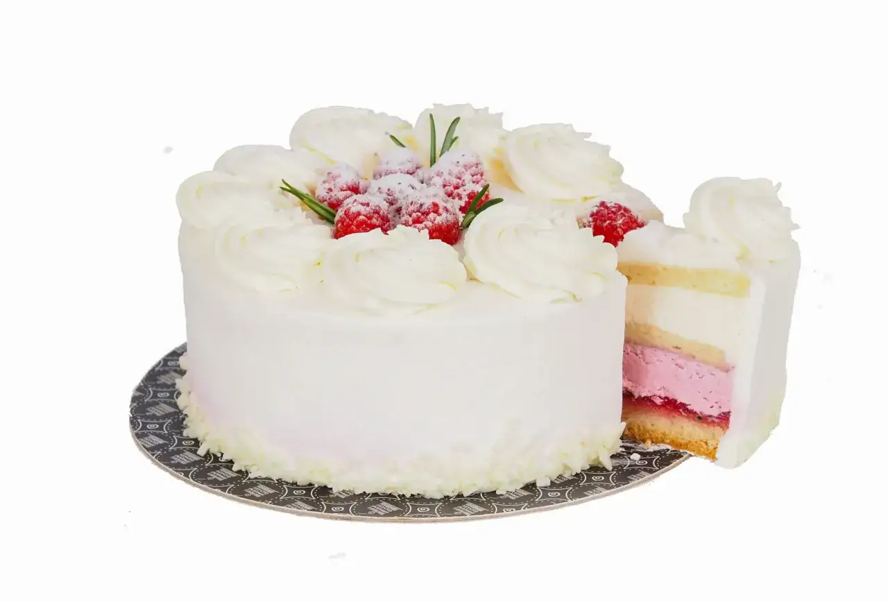 Puszysta masa z mascarpone, udekorowana malinami i bitą śmietaną, kusi swoim wyglądem.