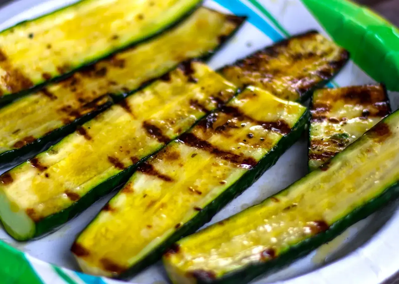 Pyszna cukinia na grilla, idealna do letnich dań. Prosty przepis na grillowaną cukinię.