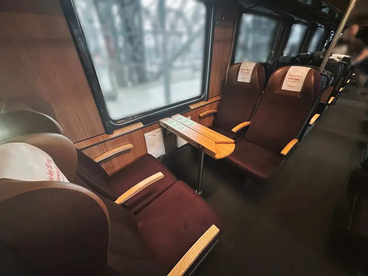 Mysiga s&auml;ten i ett natt&aring;g Berlin, redo f&ouml;r en bekv&auml;m resa.