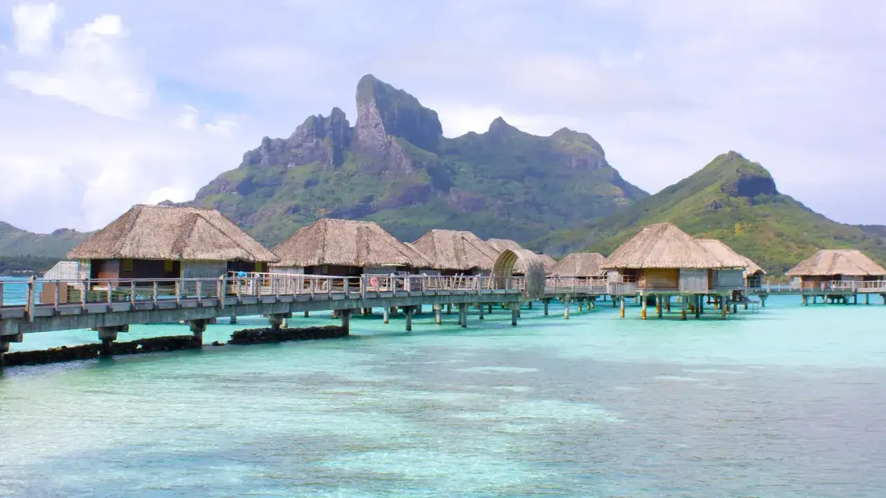 Bora Bora: idealna pogoda na relaks w domkach na wodzie. Turkusowa laguna i majestatyczne g&oacute;ry tworzą rajski krajobraz.