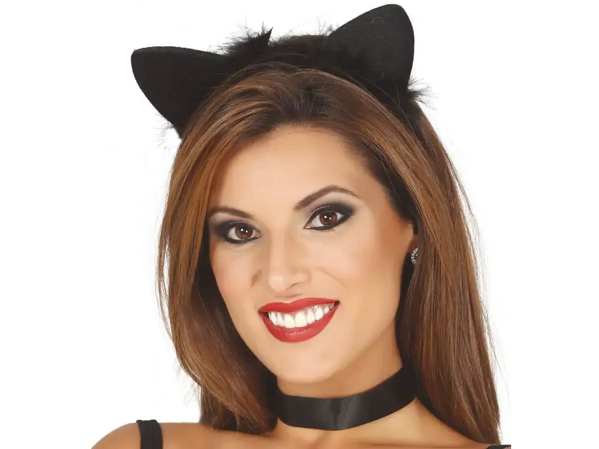 Kobieta z czarnymi, puszystymi uszami myszy na głowie, uśmiecha się, nosząc czarny choker.