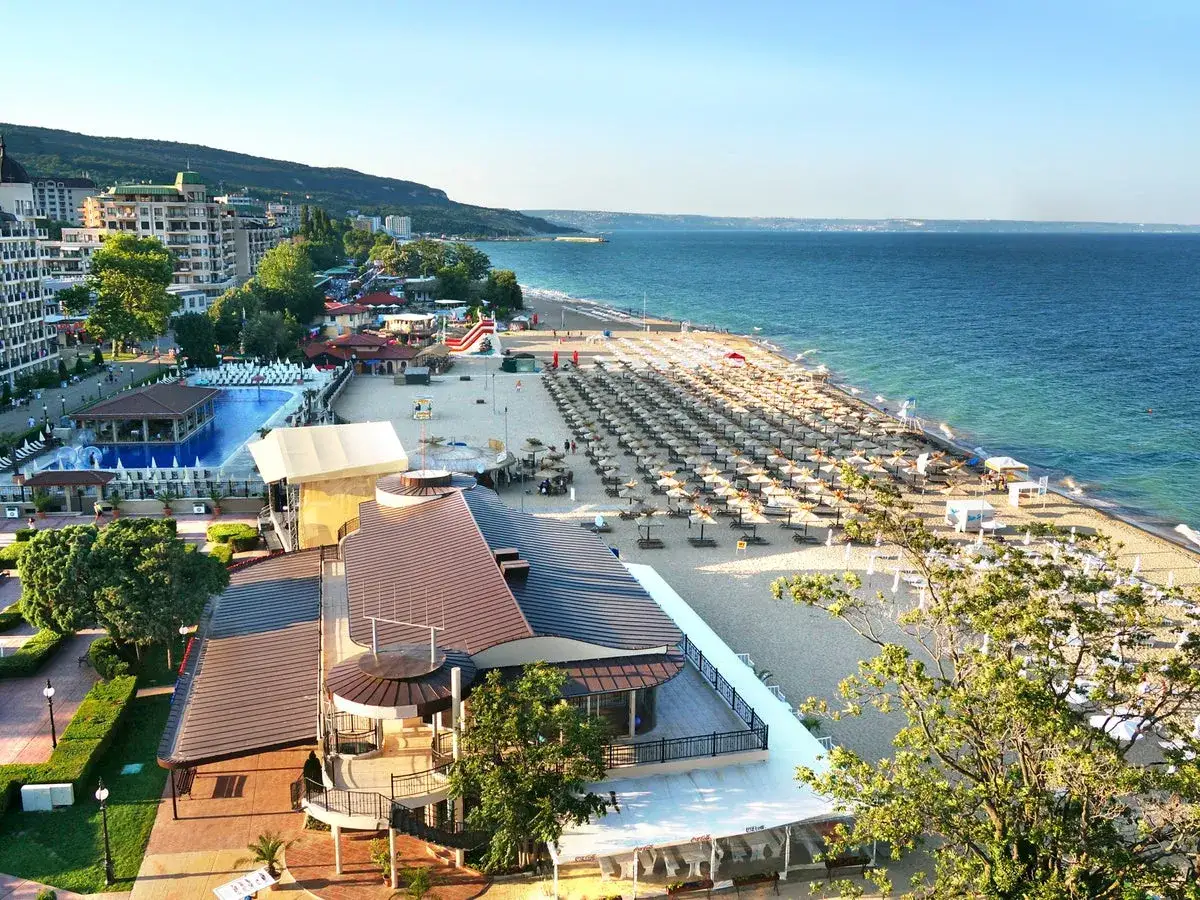 Słoneczna plaża z rzędami leżak&oacute;w i parasoli, basen i hotele. Czy to Bułgaria czy Turcja? Trudno odr&oacute;żnić ten raj!