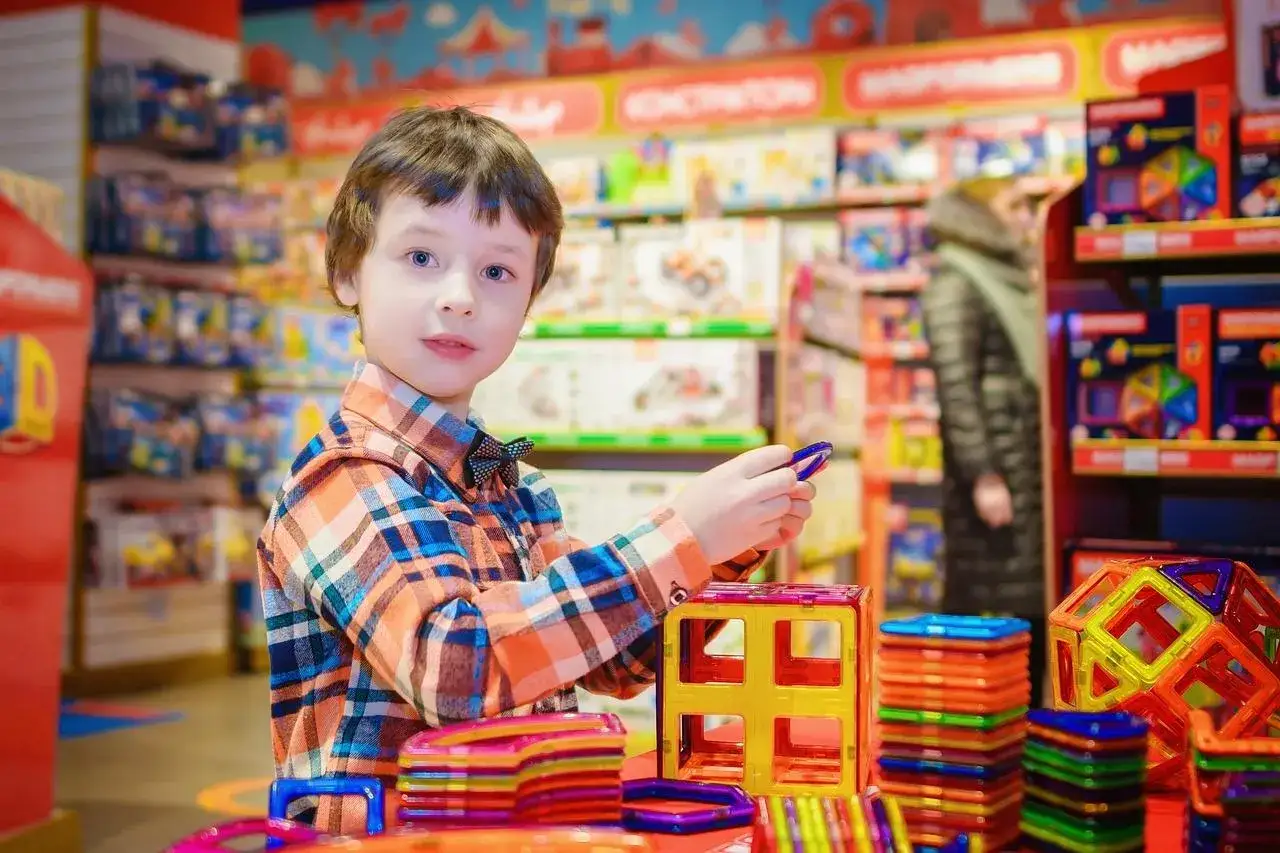 Chłopiec z autyzmem bawi się klockami magnetycznymi, co pokazuje, czego nie lubi asperger: nadmiaru bodźców i chaosu.