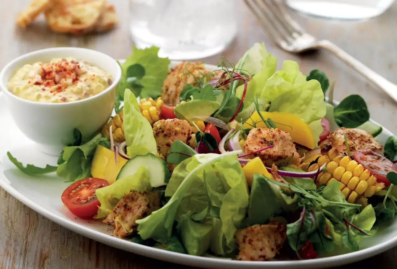 En fr&auml;sch kycklingsallad med majs, avokado, tomat och gurka. Perfekt sommarrecept!