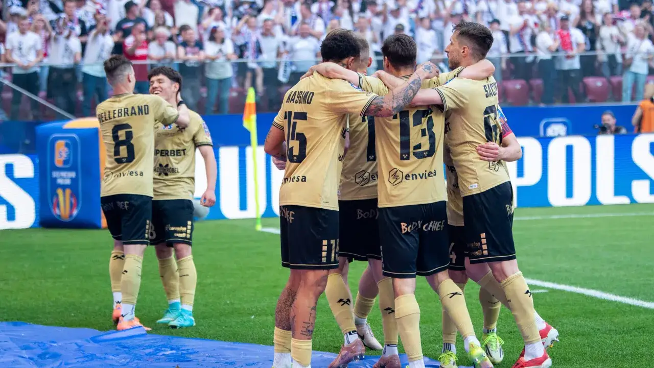 Piłkarze Górnika Zabrze świętują zwycięstwo nad Rakowem Częstochowa.