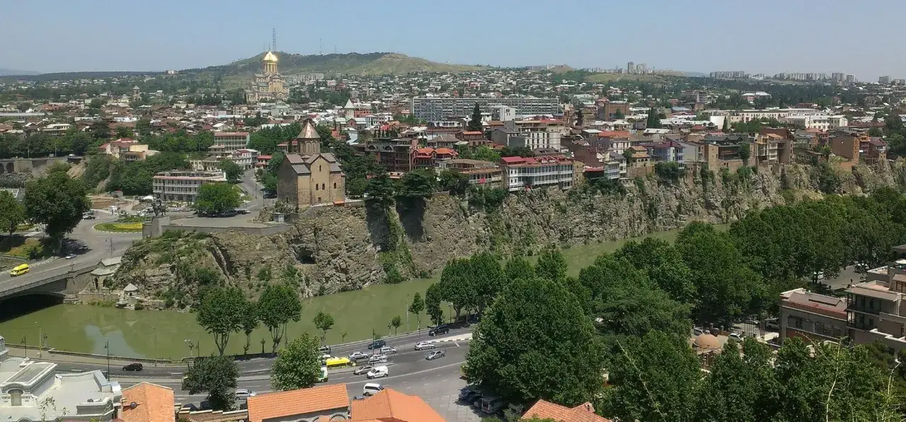 Widok na Tbilisi, rzekę Kura i zabytkowy kościół na skale. Warto zobaczyć to miasto!