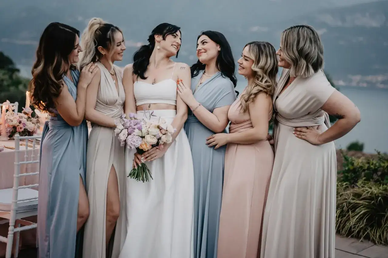 Brautjungfern in eleganten Kleidern, die den **Hochzeit casual chic** Stil verk&ouml;rpern. Die Braut h&auml;lt einen Blumenstrau&szlig;, w&auml;hrend sie mit ihren Freundinnen lacht.