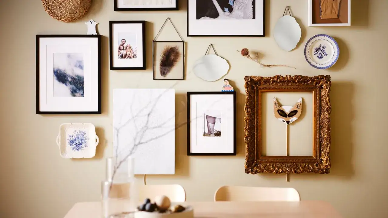 Kreative Anordnung einer Bilderwand mit IKEA Rahmen