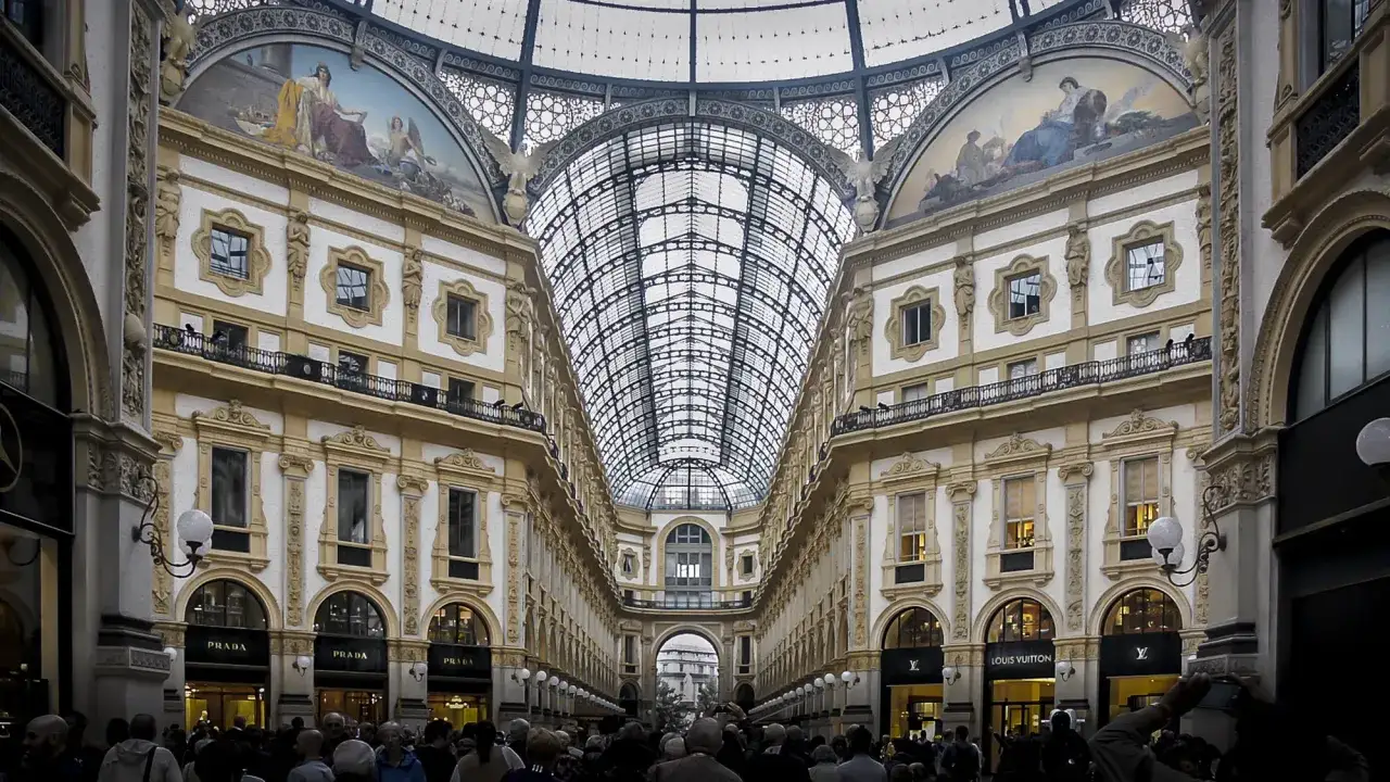 La Galleria Vittorio Emanuele II, con la sua imponente volta in vetro e ferro, ospita negozi di lusso e un'architettura mozzafiato.