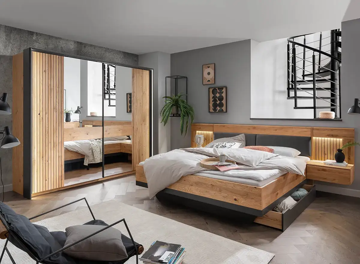 Sypialnia w stylu modern farmhouse z drewnianym łóżkiem, szafą z lustrem i krzesłem.