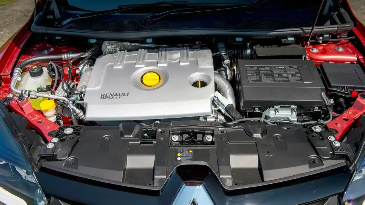 Il motore della Renault Mégane Sport, con le sue diverse motorizzazioni, mostra un'ingegneria pulita e potente sotto il cofano.
