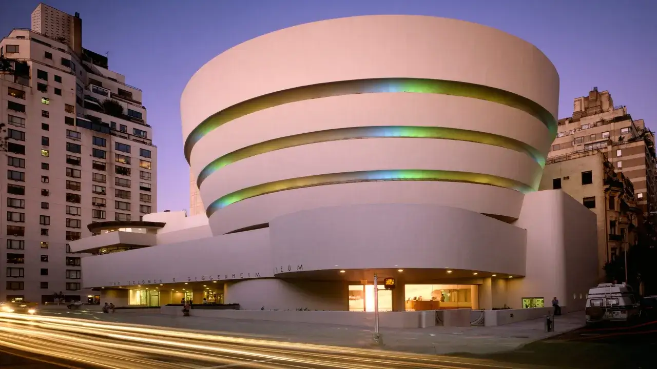 Solomon R. Guggenheim Museum i New York, en ikonisk spiralformad byggnad. Vem var Guggenheim? En mecenat som ville dela konst med v&auml;rlden.
