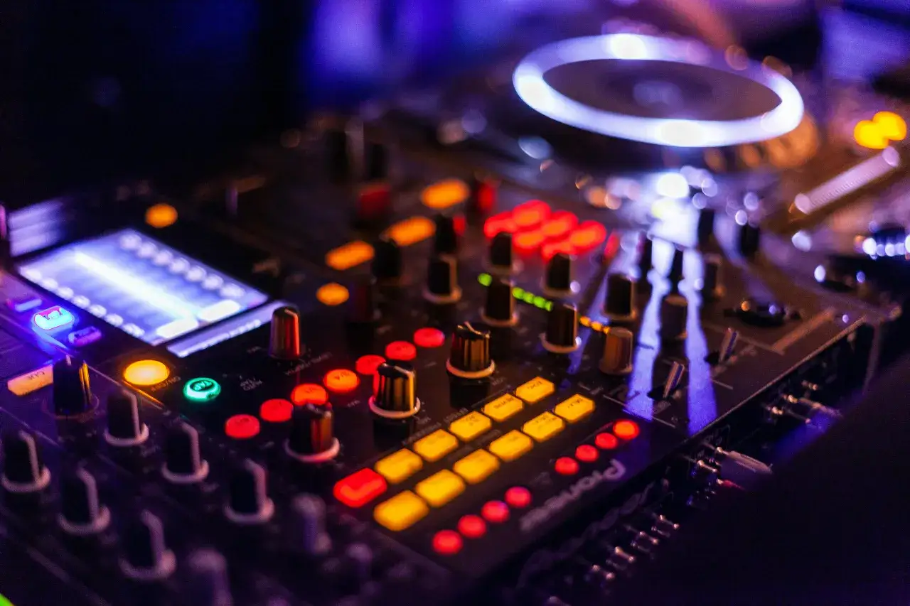 Zdjęcie O co pytać DJ-a weselnego, aby uniknąć rozczarowania na weselu