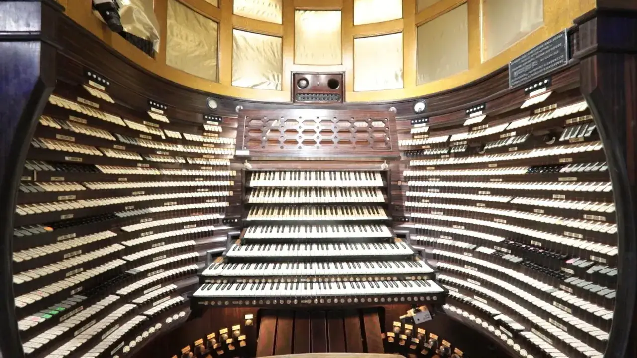 Console d'orgue monumentale, le plus gros instrument à vent, avec ses multiples claviers et rangées de boutons.
