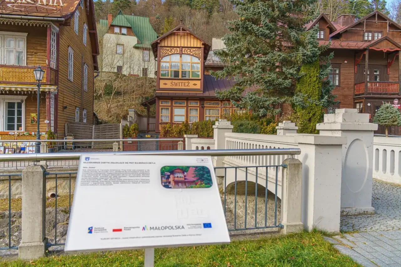 Drewniane wille i mostek w Krynicy-Zdroju. Wieczorem krynica-zdrój atrakcje wieczorem oferuje spacer po urokliwych uliczkach.