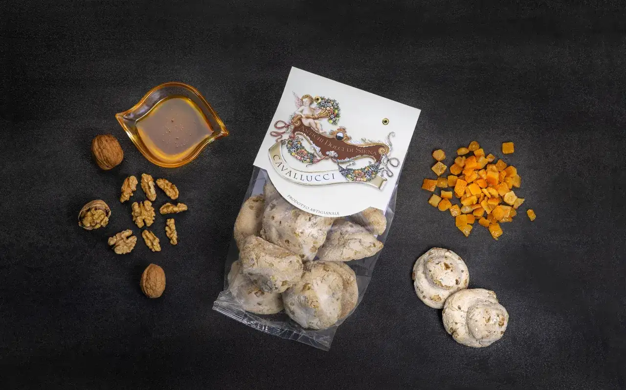 Cavallucci, un dolce di Siena artigianale, con noci, miele e scorze d'arancia candita.