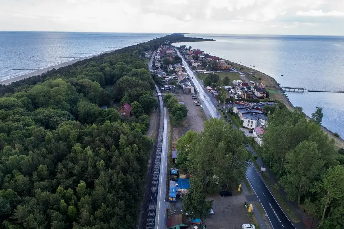 P&oacute;łwysep Helski latem, pociąg na Helu, plaża w Ustce