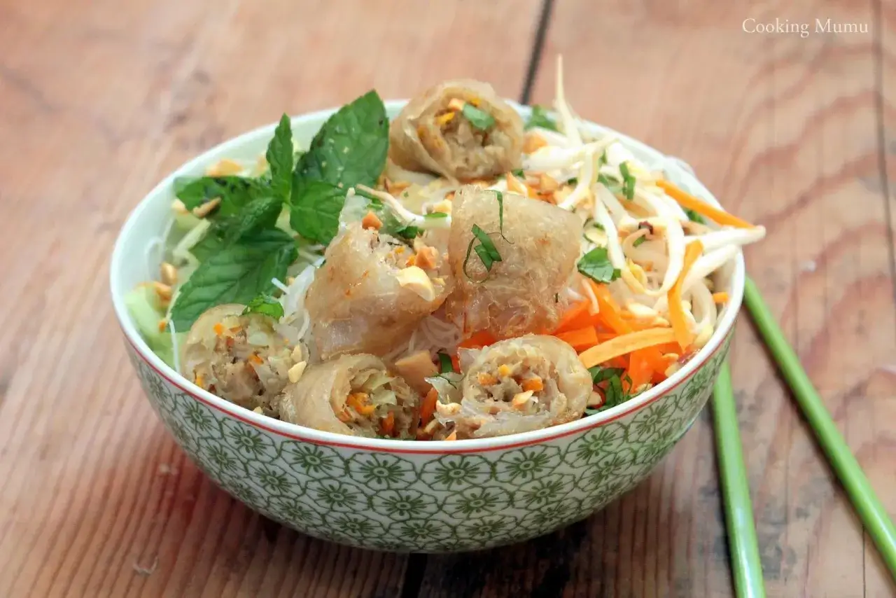 Bol de vermicelles de riz avec carottes r&acirc;p&eacute;es, pousses de soja, menthe fra&icirc;che et un d&eacute;licieux accompagnement nem croustillant.