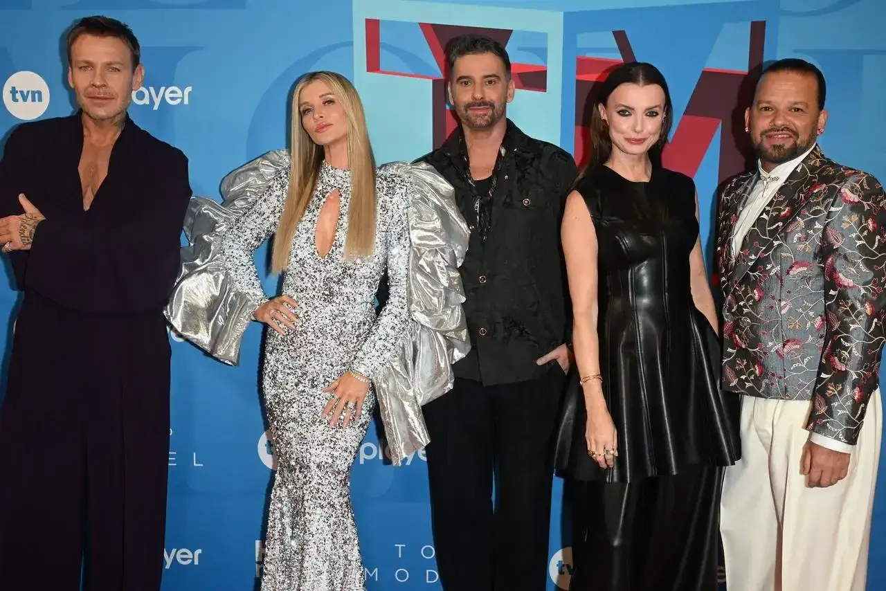 Jury w stylizacjach na miarę top model 2025: błyszcząca sukienka, skórzana kreacja i wzorzysta marynarka.