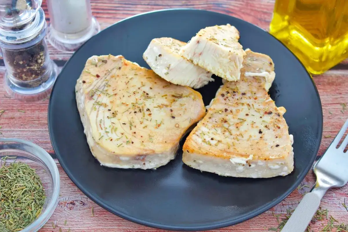 Filetes de bonito a la plancha, sazonados con hierbas, listos para servir. Descubre como cocinar el bonito para que quede jugoso.