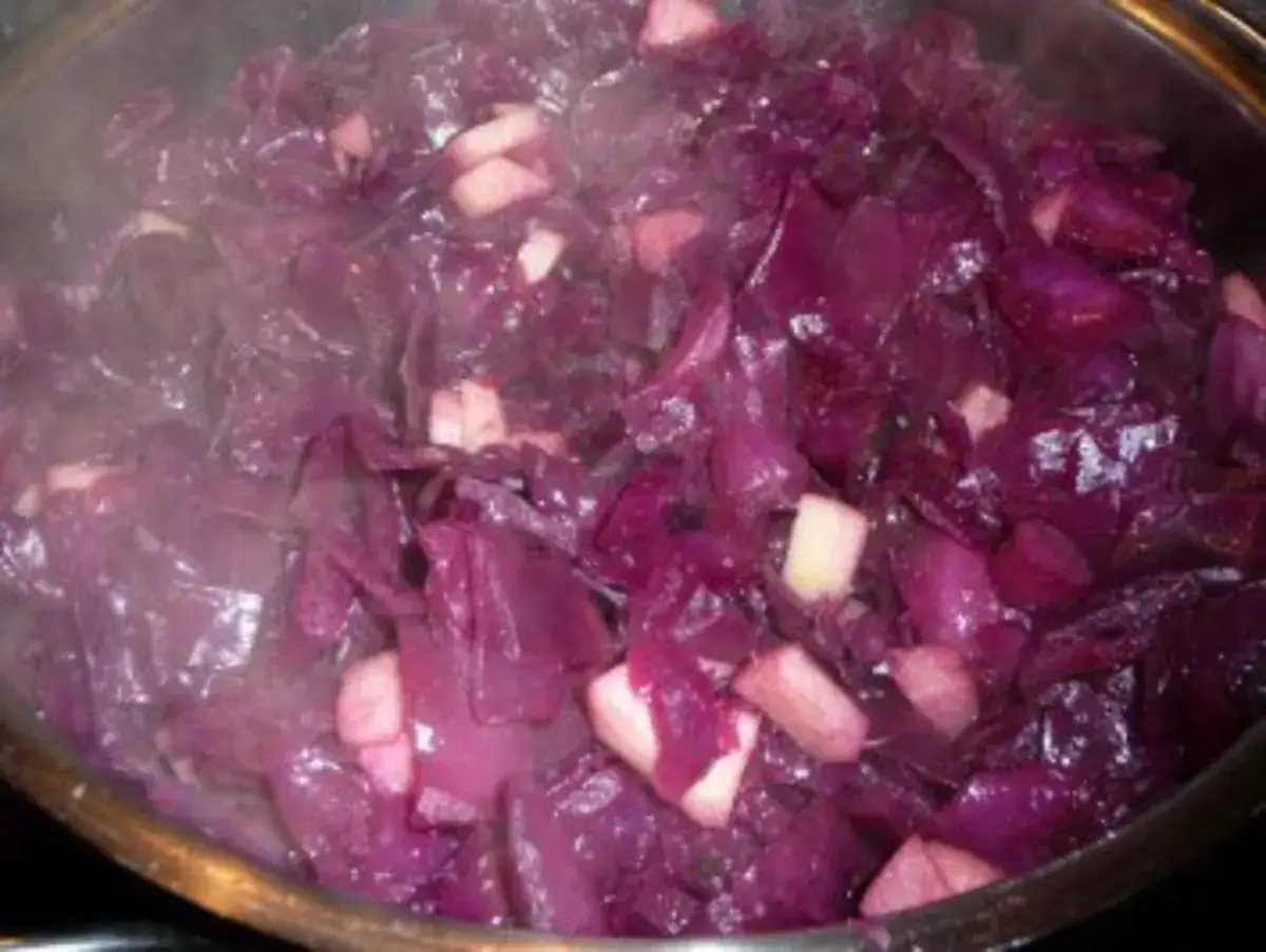 Hei&szlig; dampfendes Blaukraut mit Apfelst&uuml;cken, bereit, den Geschmack zu verfeinern.