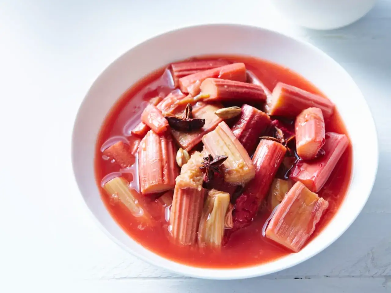 Rhabarberkompott wie lange kochen? Hier ist ein köstliches Rhabarberkompott mit Sternanis und Kardamom, das nur kurz gekocht werden muss.