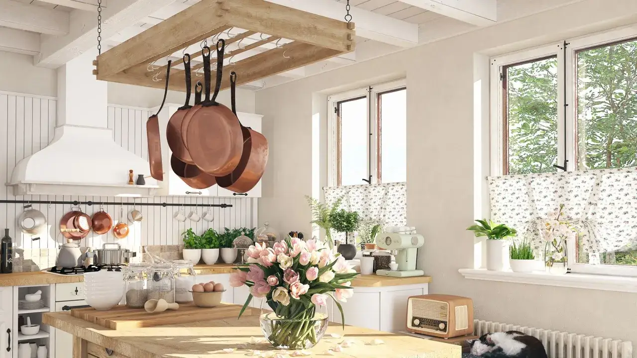 Helle K&uuml;che im **Landhausstil modern** mit Kupfergeschirr, Tulpen und einem schlafenden K&auml;tzchen.