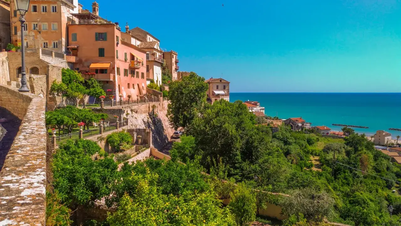 Case colorate a picco sul mare, giardini lussureggianti e scorci mozzafiato: ecco cosa vedere a Grottammare, un gioiello marchigiano.