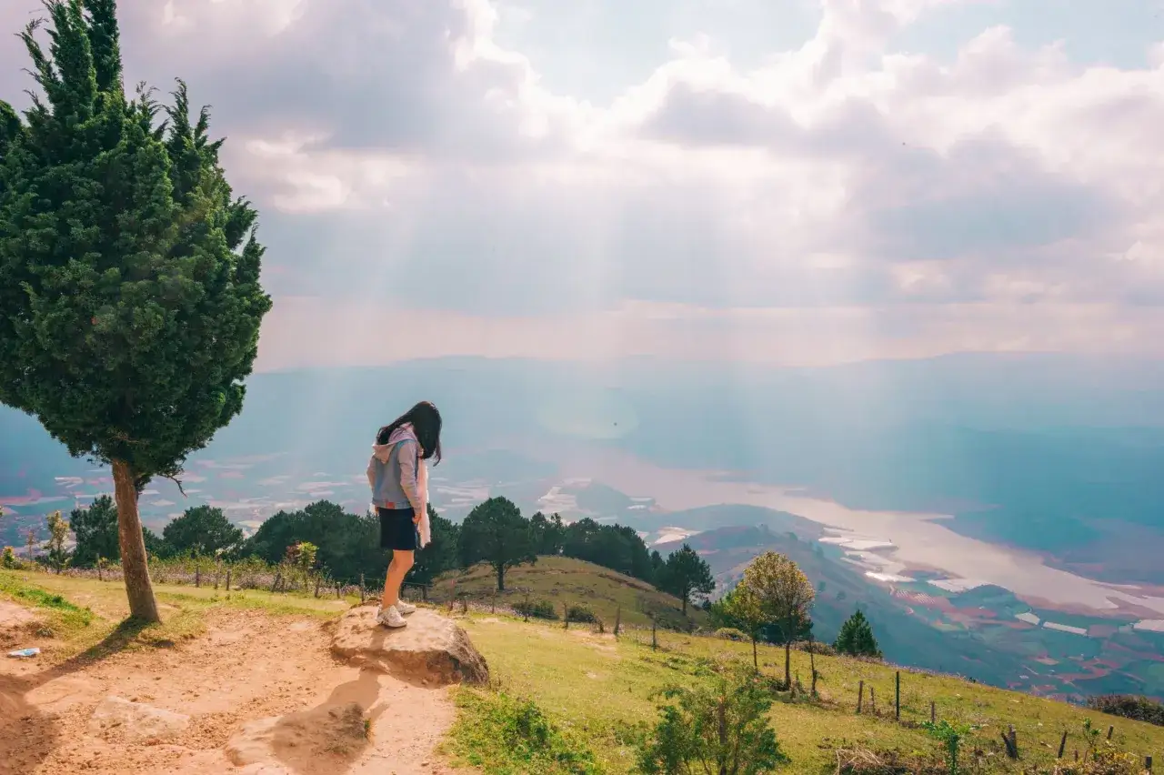Ragazza osserva un paesaggio mozzafiato, un vero reportage significato di natura e contemplazione.
