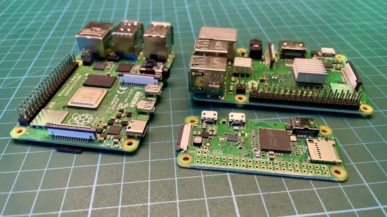 Trzy płytki Raspberry Pi, w tym Raspberry Pi Zero, pokazują, czym jest raspberry.