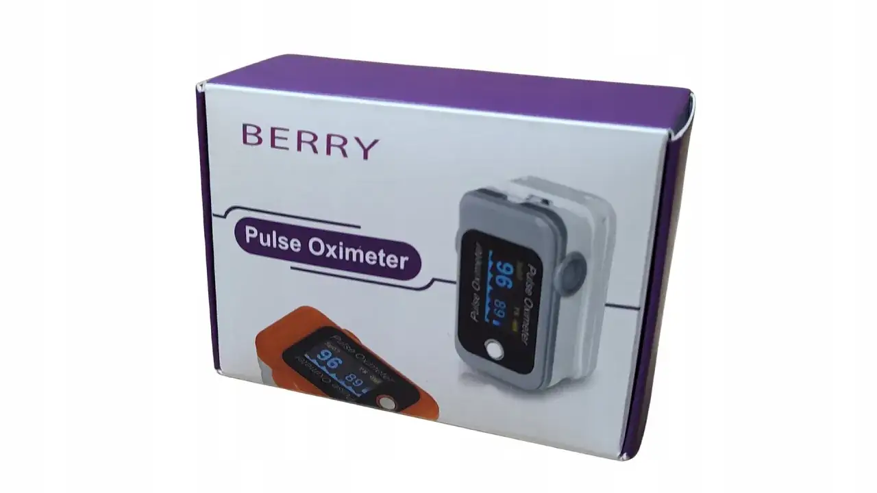 Pulsoksymetr BERRY pokazuje saturację 96% i tętno 89.