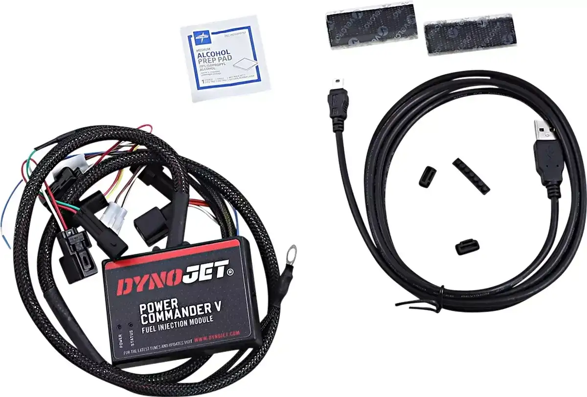 Moduł Dynojet Power Commander V do optymalizacji wtrysku paliwa, kabel USB i akcesoria montażowe.
