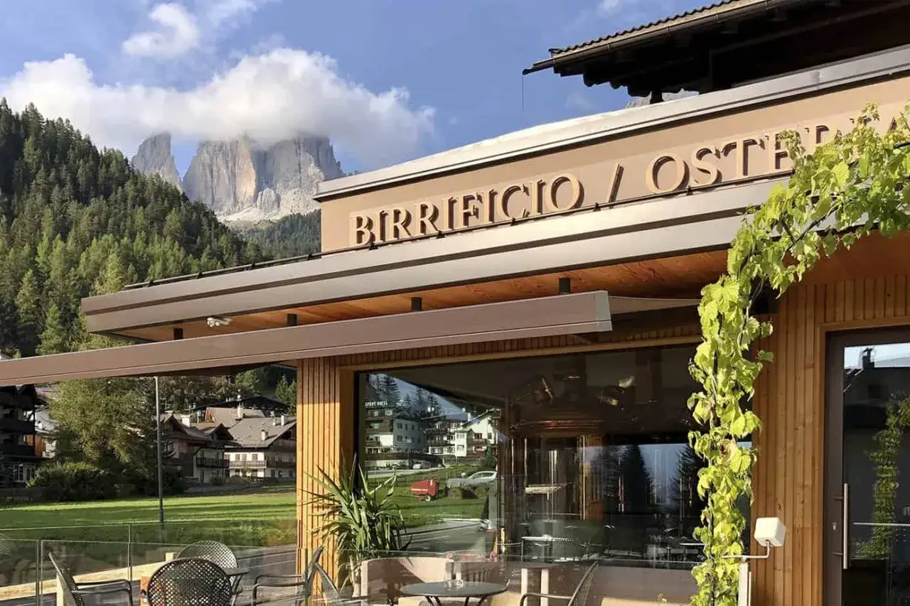 Birrificio con vista sulle Dolomiti. Un luogo perfetto per gustare un ottimo teddy bier artigianale.