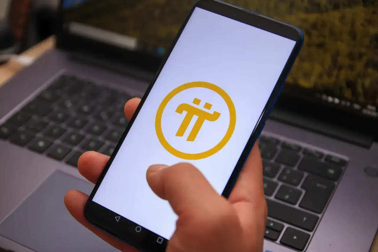 Dłoń trzyma smartfon z logo Pi. Czekamy na dzień, kiedy Pi wejdzie na giełdę.