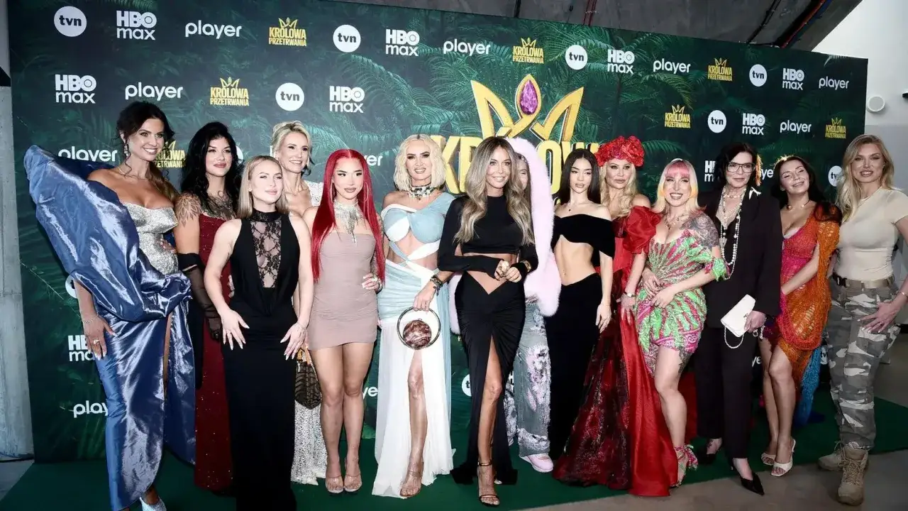Grupa kobiet w stylizacjach na czerwonym dywanie, promujących