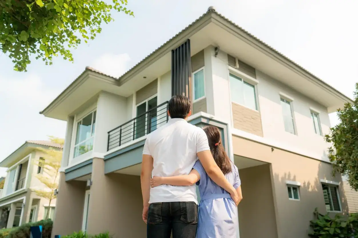Un couple mari&eacute; r&ecirc;ve de sa future maison. Peut-on louer un appartement seul quand on est mari&eacute; ? Ils contemplent leur nouveau chez-soi.
