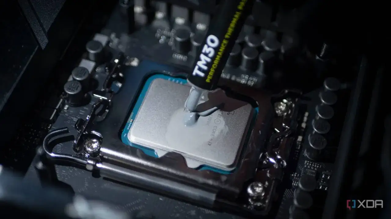 Aplikacja pasty termoprzewodzącej na procesor Intel Core i7 w celu optymalizacji jego temperatury.