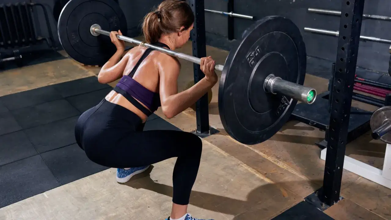 Różne ćwiczenia CrossFit: martwy ciąg, przysiad, podciąganie, wiosłowanie