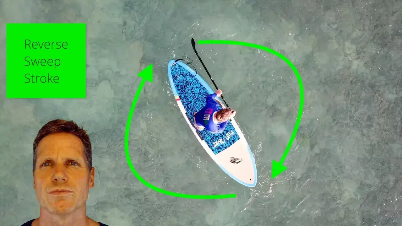 Mann übt SUP-Technik: Reverse Sweep Stroke. Fortgeschrittene Paddler meistern diesen Dreh.