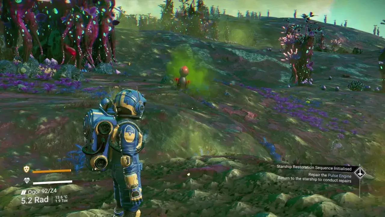 Un explorateur en armure bleue et jaune observe un paysage extraterrestre étrange, avec des plantes violettes et des arbres rouges. Une quête