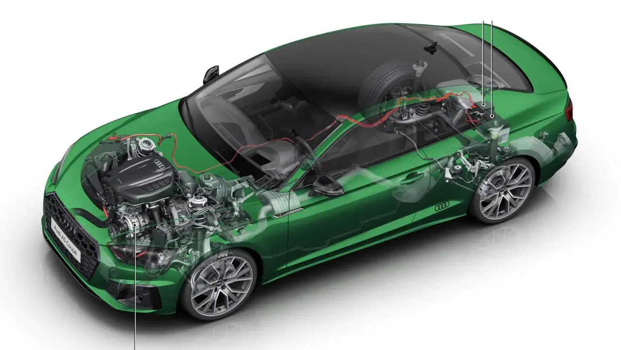 Przekrój zielonego Audi A5 Coupé z widocznym silnikiem TFSI i elementami układu mHEV.
